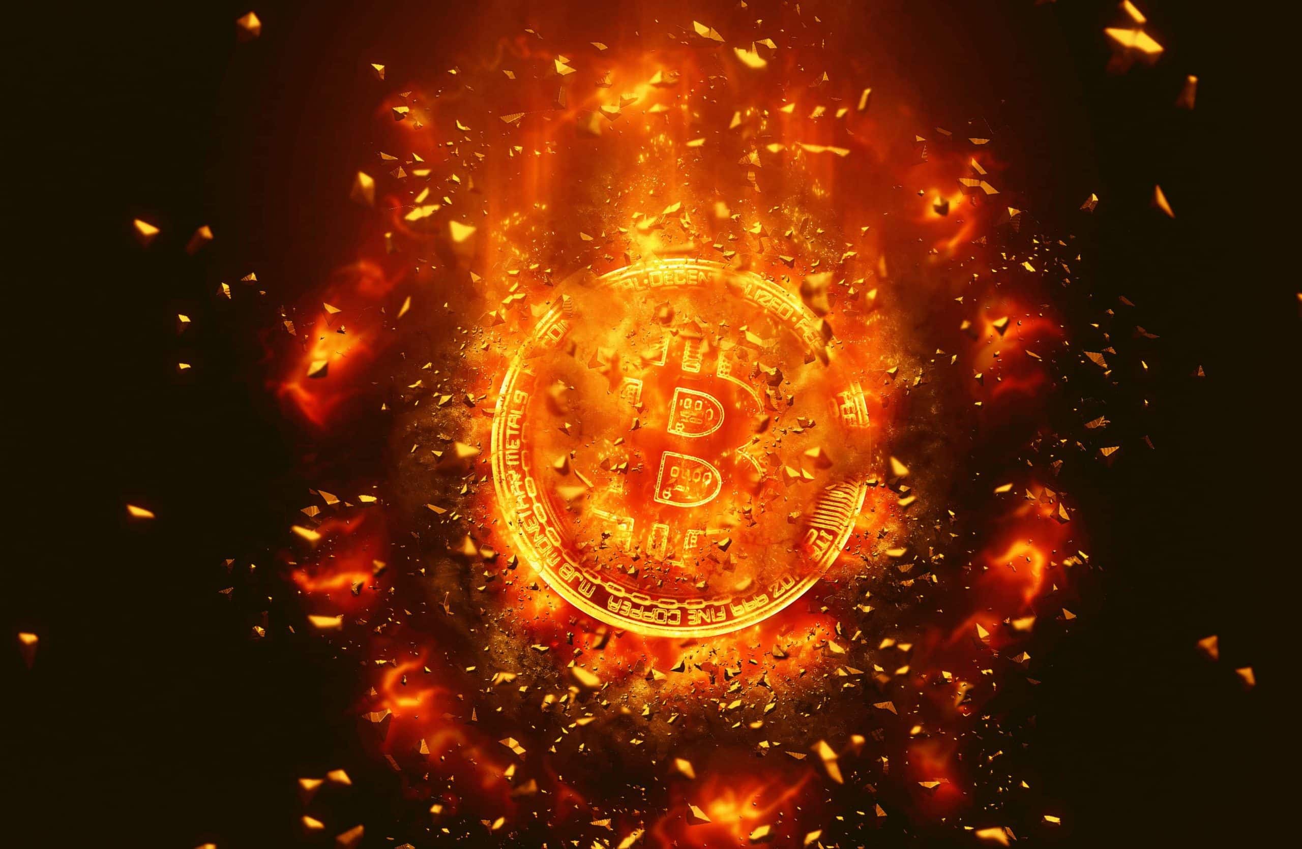 Explodierender Bitcoin auf schwarzem Hintergund