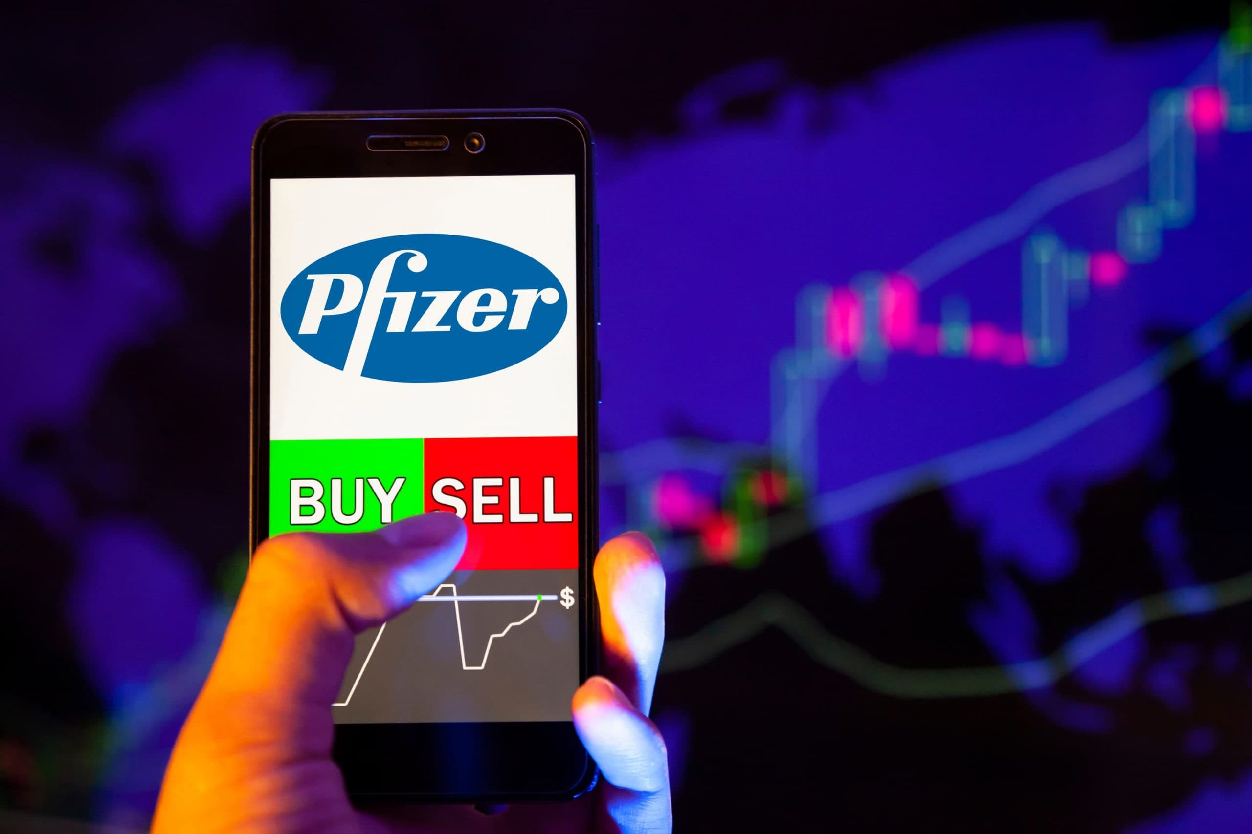 Illustration einer Trading-App mit Pfizer-Logo, im Hintergrund ein Börsenchart