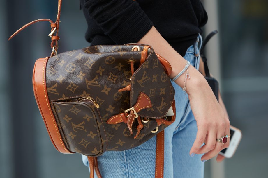 Trendsetter: Blockchain-Technologie erobert die Modebranche Eine Frau trägt einen Rucksack der Marke Louis Vuitton