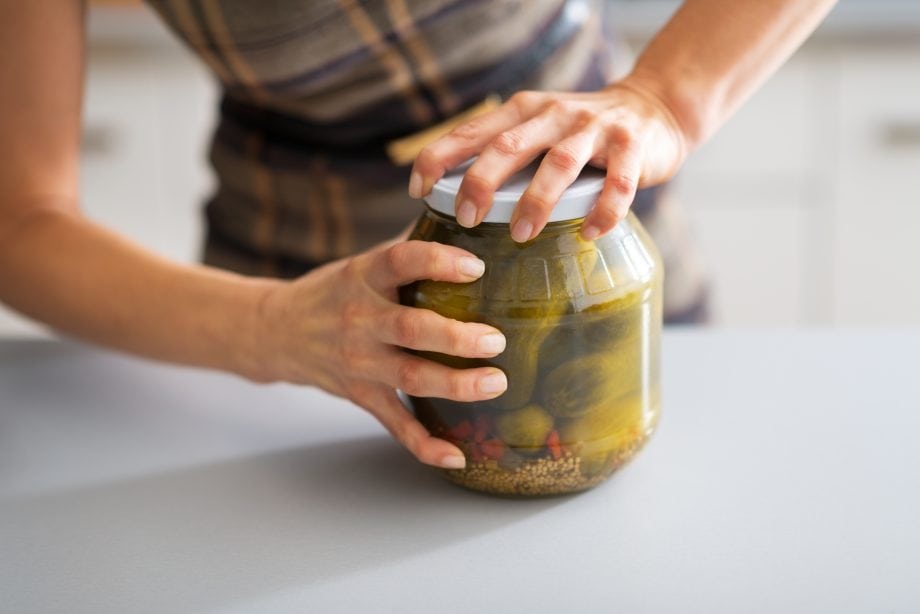 20 Millionen US-Dollar: Hacker vergreifen sich an DeFi-Plattform Pickle Frau versucht, ein Einmachglas mit Gurken zu öffnen