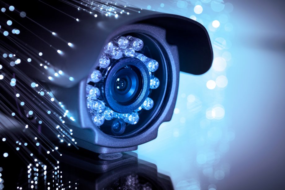 CBDC schützt Privatsphäre und bricht Datenmonopole Überwachumskamera im Datenaustausch