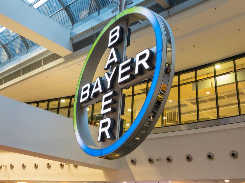 Bayer und BlockApps wollen Agrarindustrie mit Blockchain revolutionieren Bayer-Logo vor Fensterscheibe