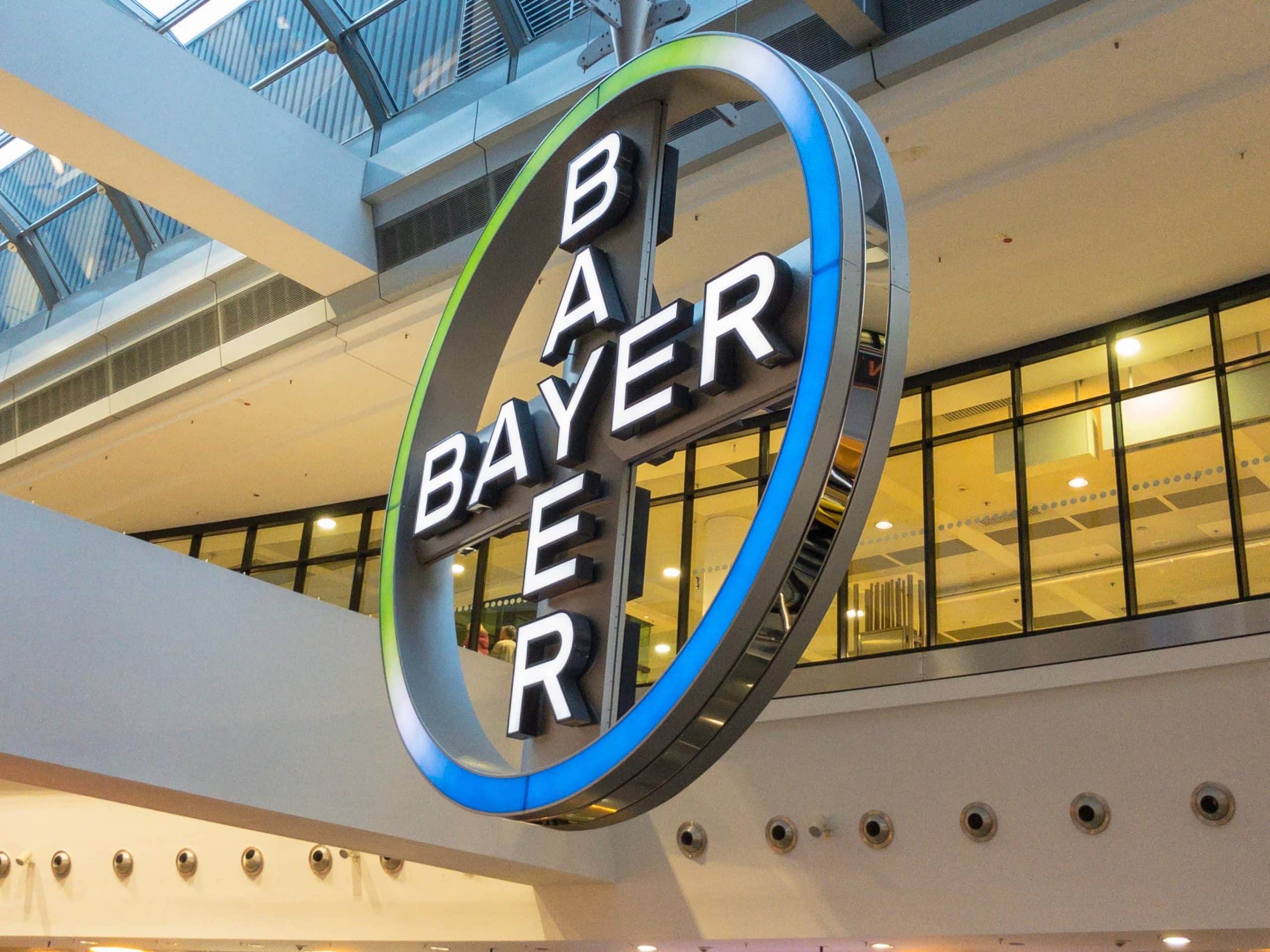 Bayer-Logo vor Fensterscheibe