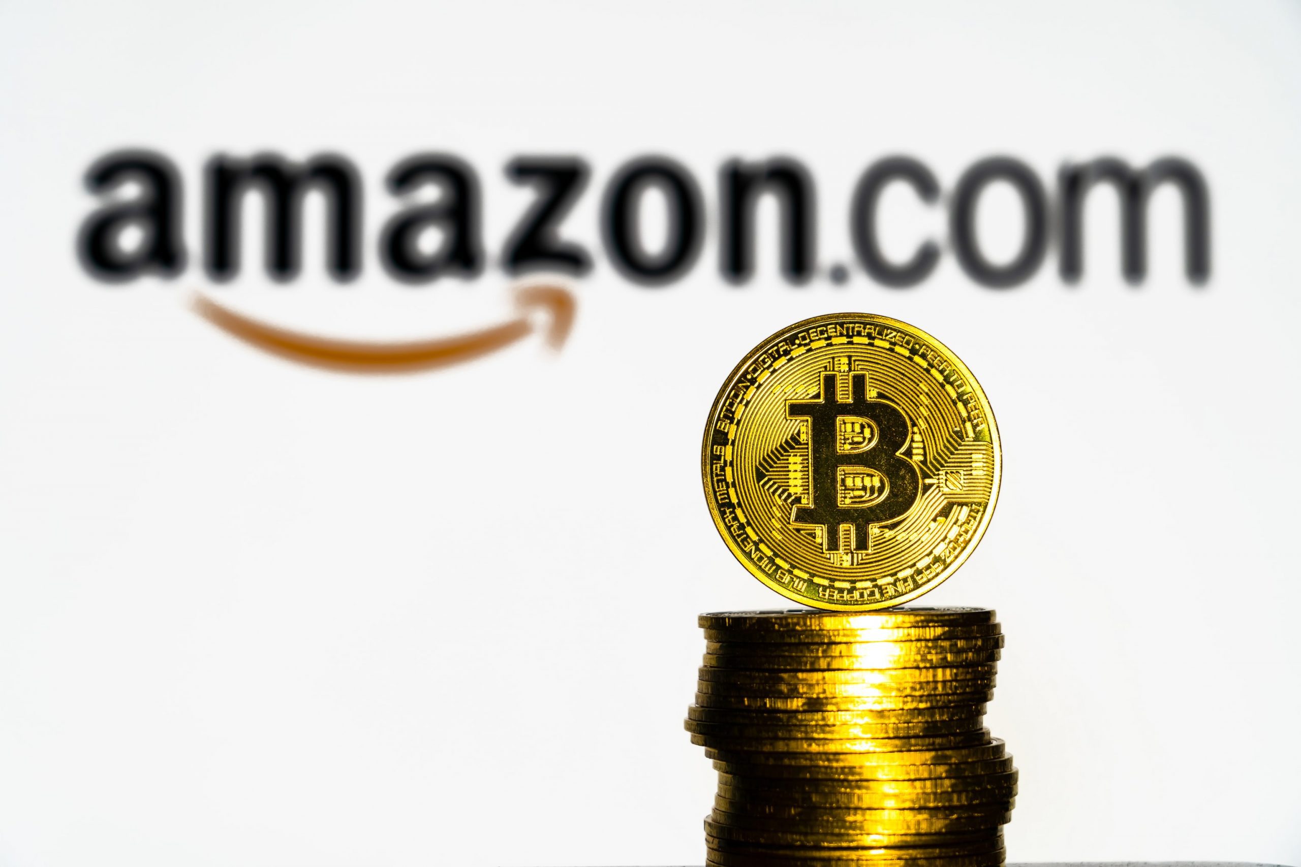 Bitcoins vor Amazon-Logo