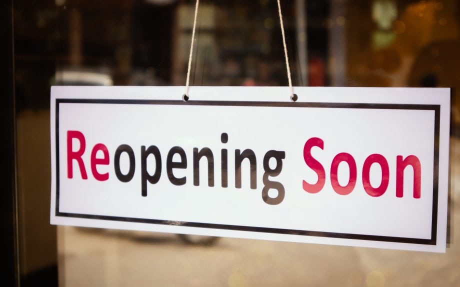 OKEx Drama beendet: Ein- und Auszahlungen bald wieder möglich Schild mit der Aufschrift „Reopening Soon“