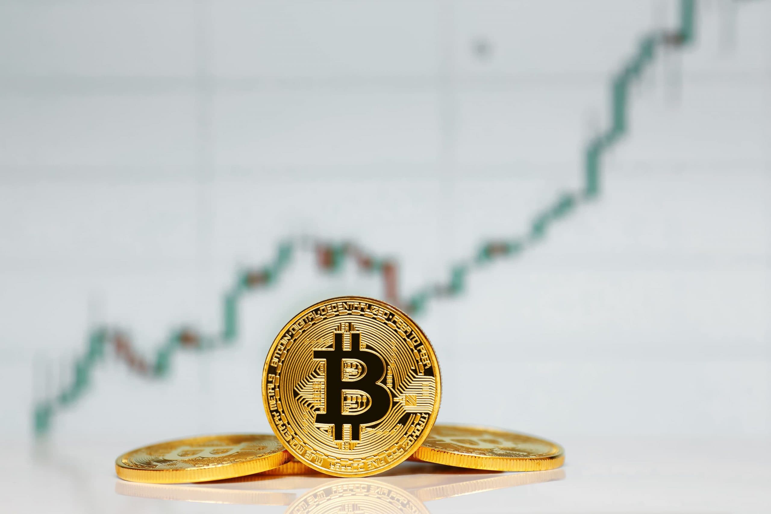 Bitcoins vor de Hintergrund einer Grafik