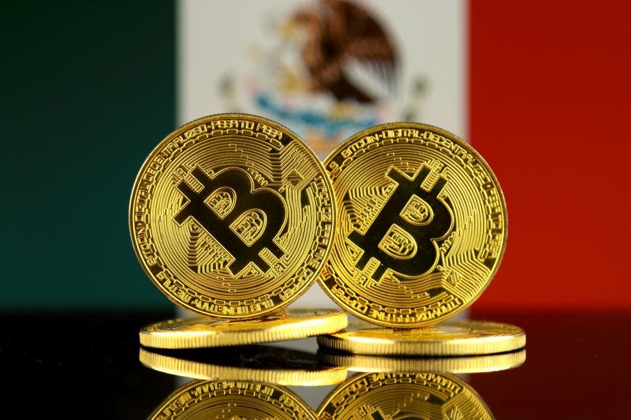 Ricardo Salinas Pliego investiert zehn Prozent in Bitcoin Bitcoins vor mexikanischer Flage