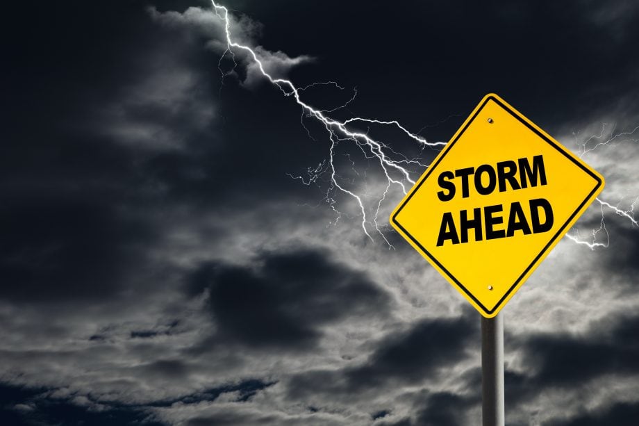 Top 5 DeFi-Projekte: Game over oder die Ruhe vor dem Sturm? Ein Sturm zieht auf: Storm ahead Schild