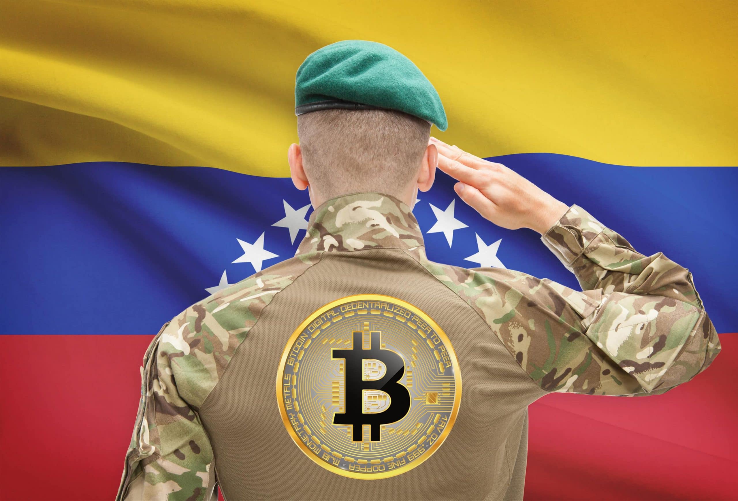 Salutierender Soldat vor Venezuala-Flagge, auf dem Rücken trägt er das Bitcoin-Logo