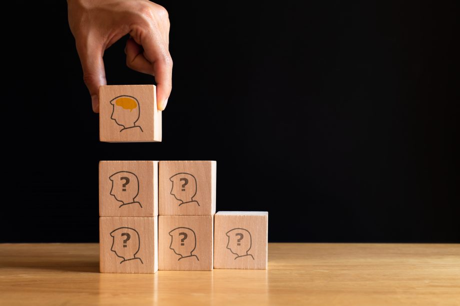 Krypto-Einmaleins: Was sind Security Token und wie funktionieren sie? Holzbausteine, auf denen Gesichter gezeichnet sind