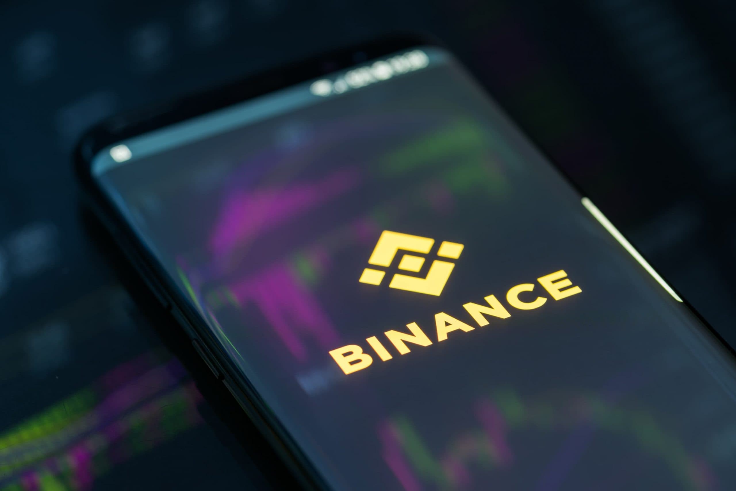 Binance-Logo auf einem Smartphone