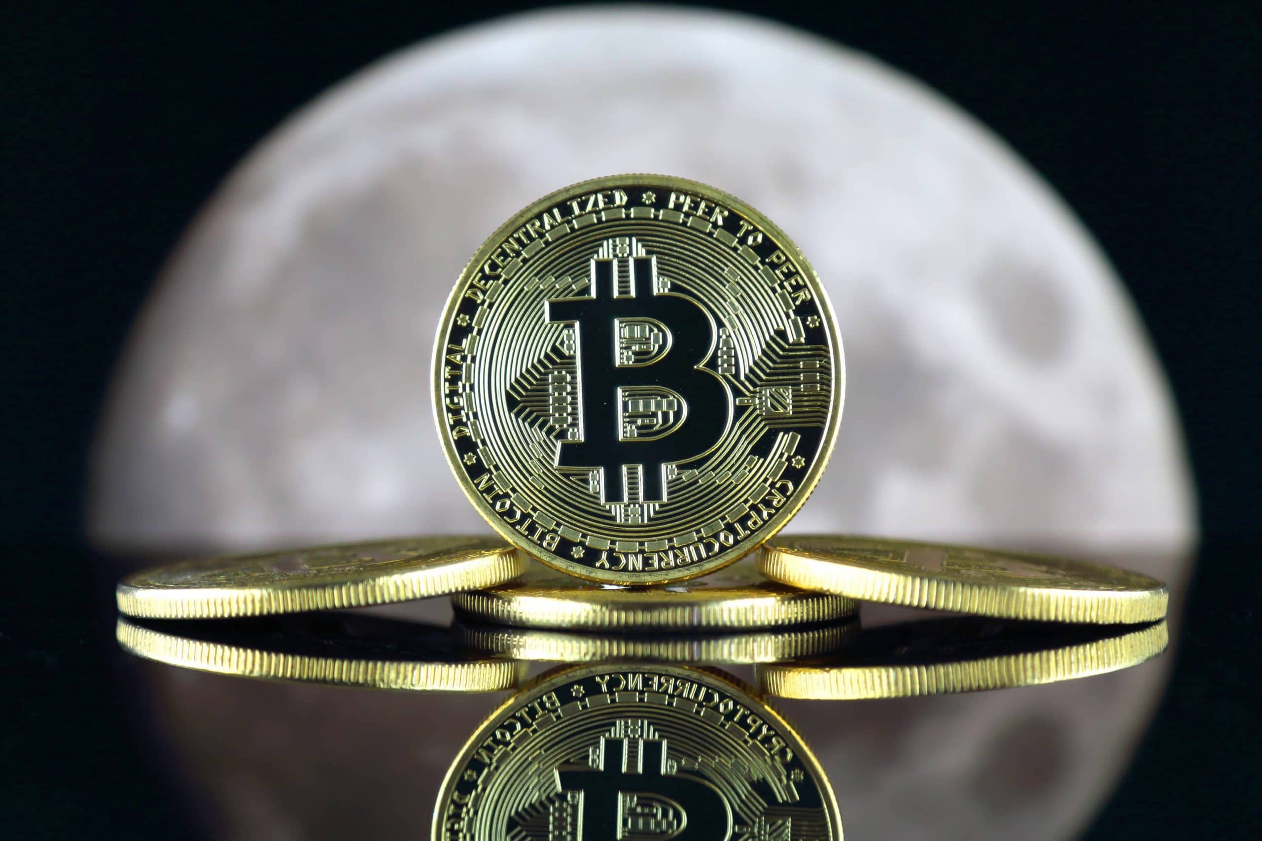 Bitcoin-Münze vor dem Mond