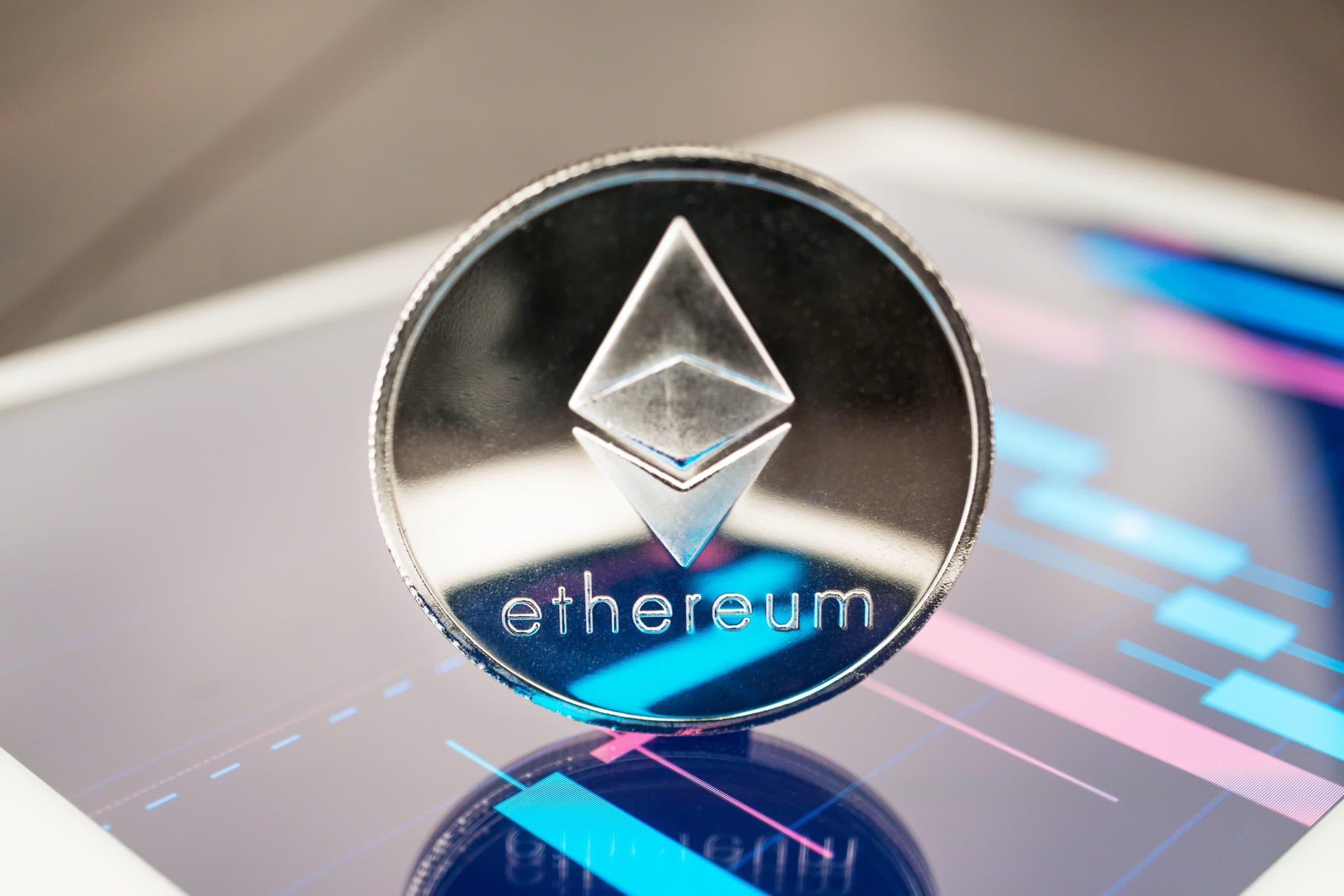 Ethereum-Münze auf einem Smartphone