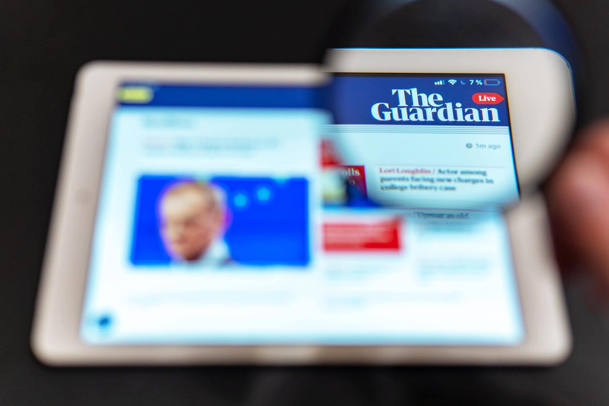 Logo von The Guardian auf einem Tablet