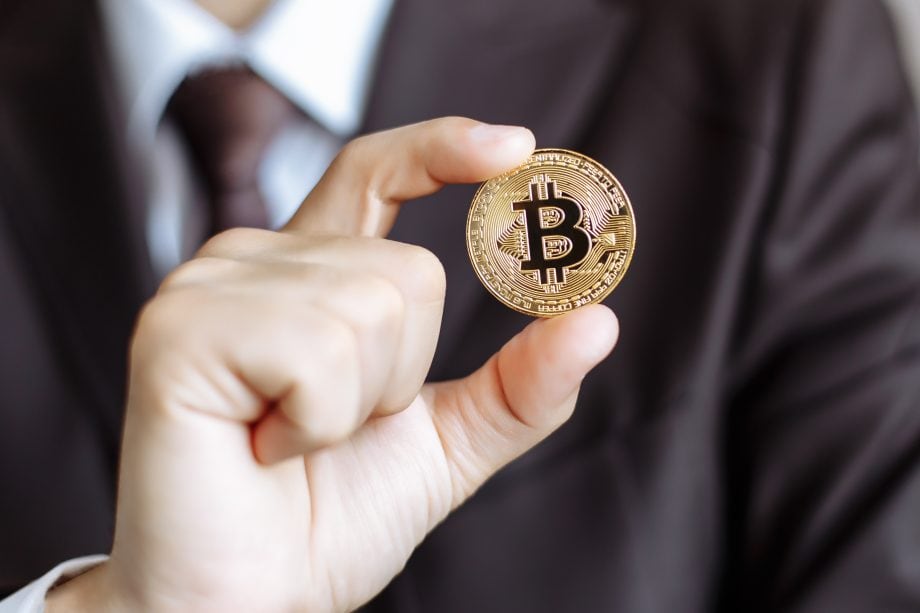 Kapilendo legt mit Privatbank einen Krypto-Fonds auf Investor hält Bitcoin-Münze