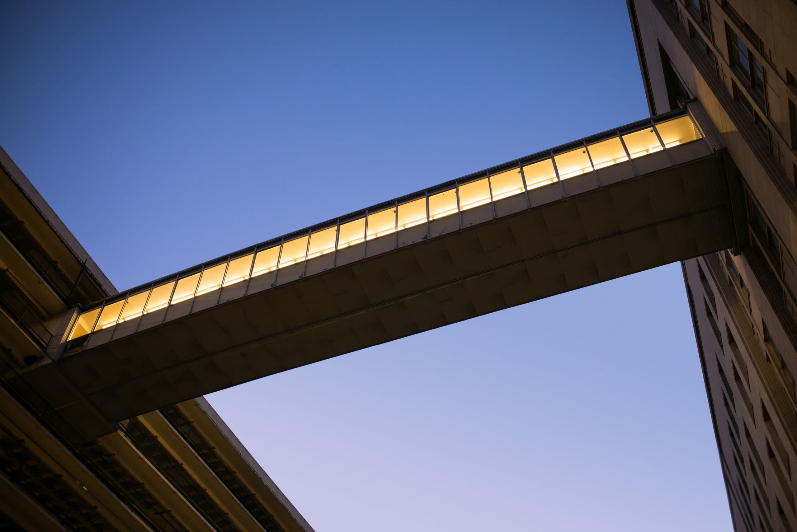 Brücke zwischen zwei Gebäuden