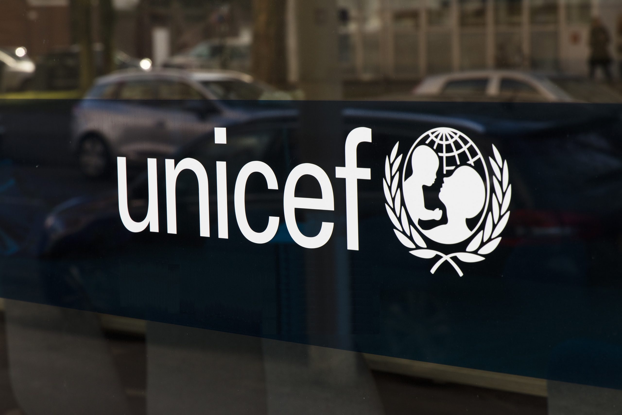 UNICEF-Logo auf einer Fensterscheibe