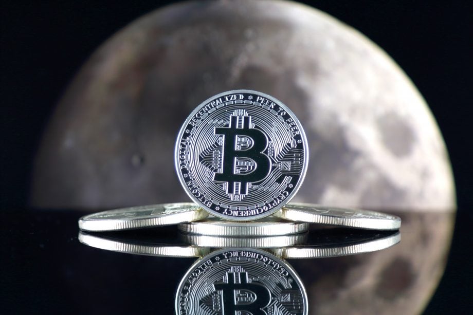 Guggenheim: Bitcoin (BTC) sollte 400.000 US-Dollar wert sein Bitcoin-Münzen, im Hintergrund der Mond