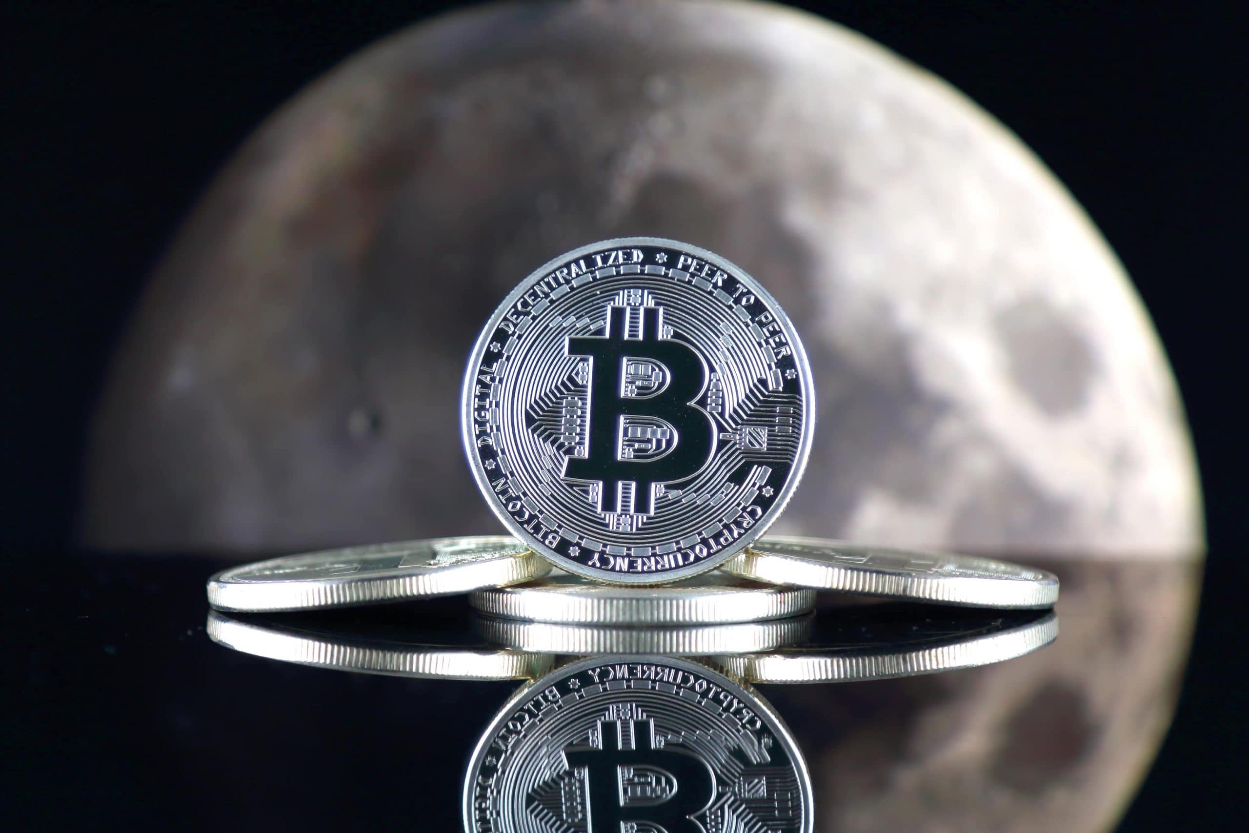 Bitcoin-Münzen, im Hintergrund der Mond