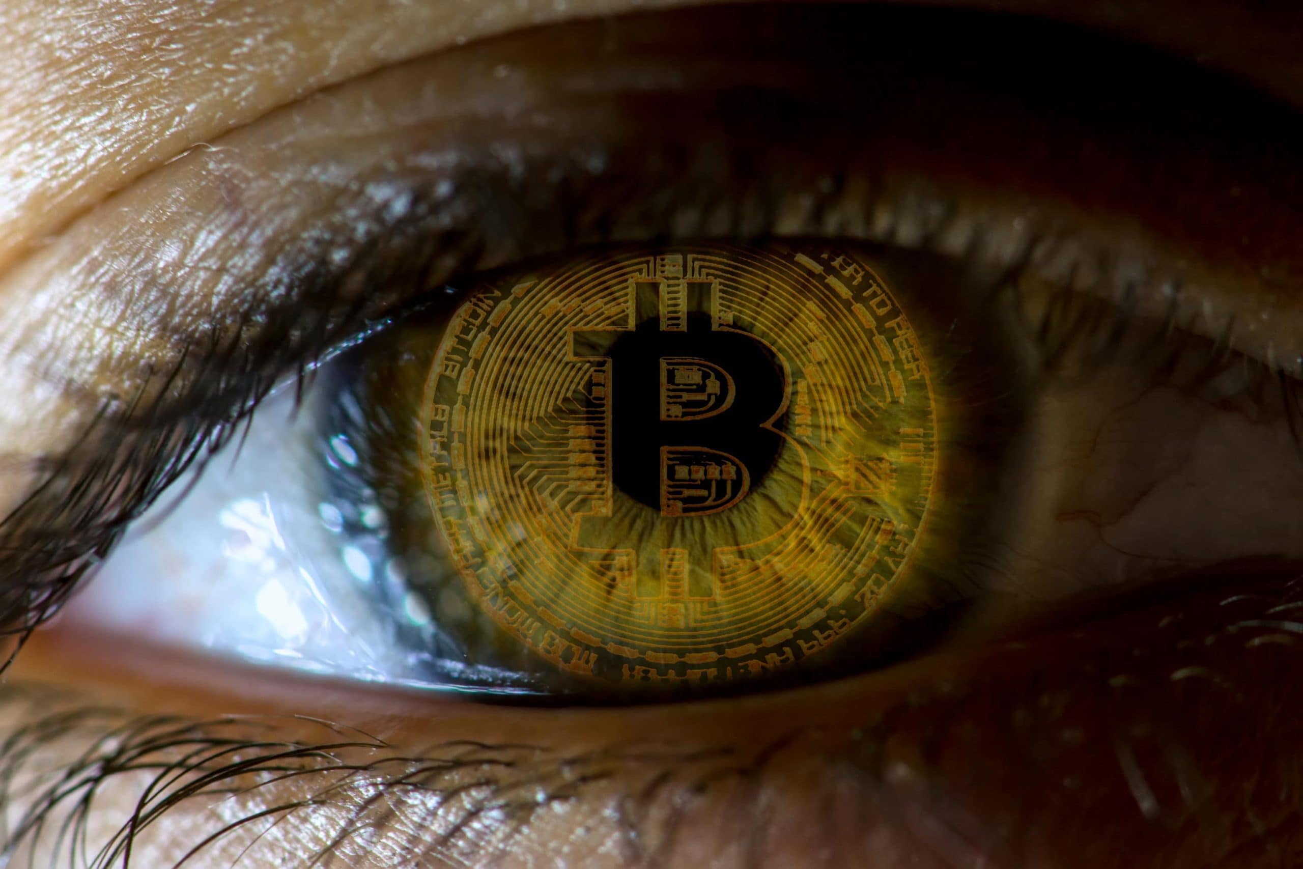 Nahaufnahme eines Auges mit Bitcoin-Iris