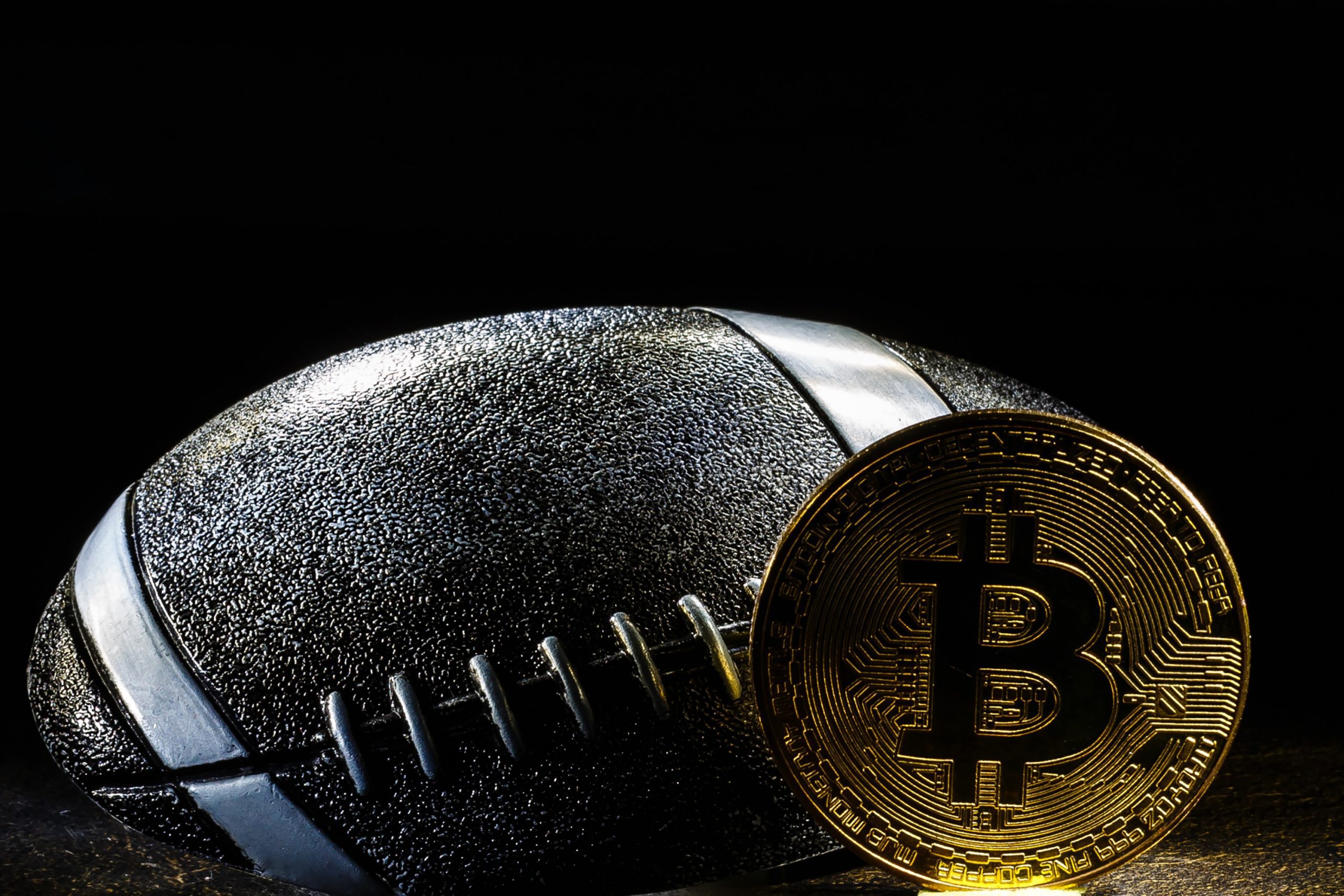 Bitcoin-Münze und Football