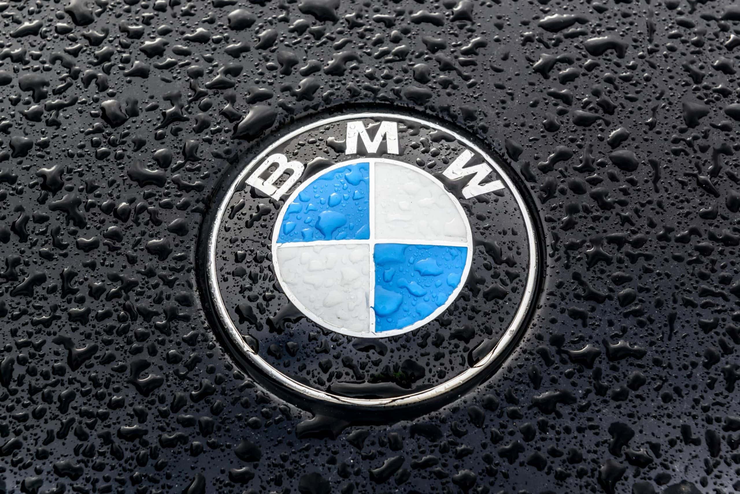 BMW-Logo auf einer nassen Motorhaube