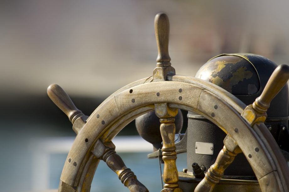 Regulierungs-ECHO: Mit Rückenwind ins neue Jahr dank Krypto-Gesetz Steuerrad einer Segelyacht