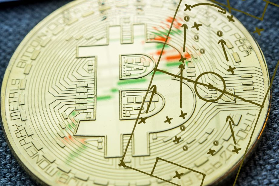 Paypal: CEO geht von der Massenadaption von Bitcoin und Co. aus Bitcoin-Münze, auf der eine Fußball-Taktik skizziert ist