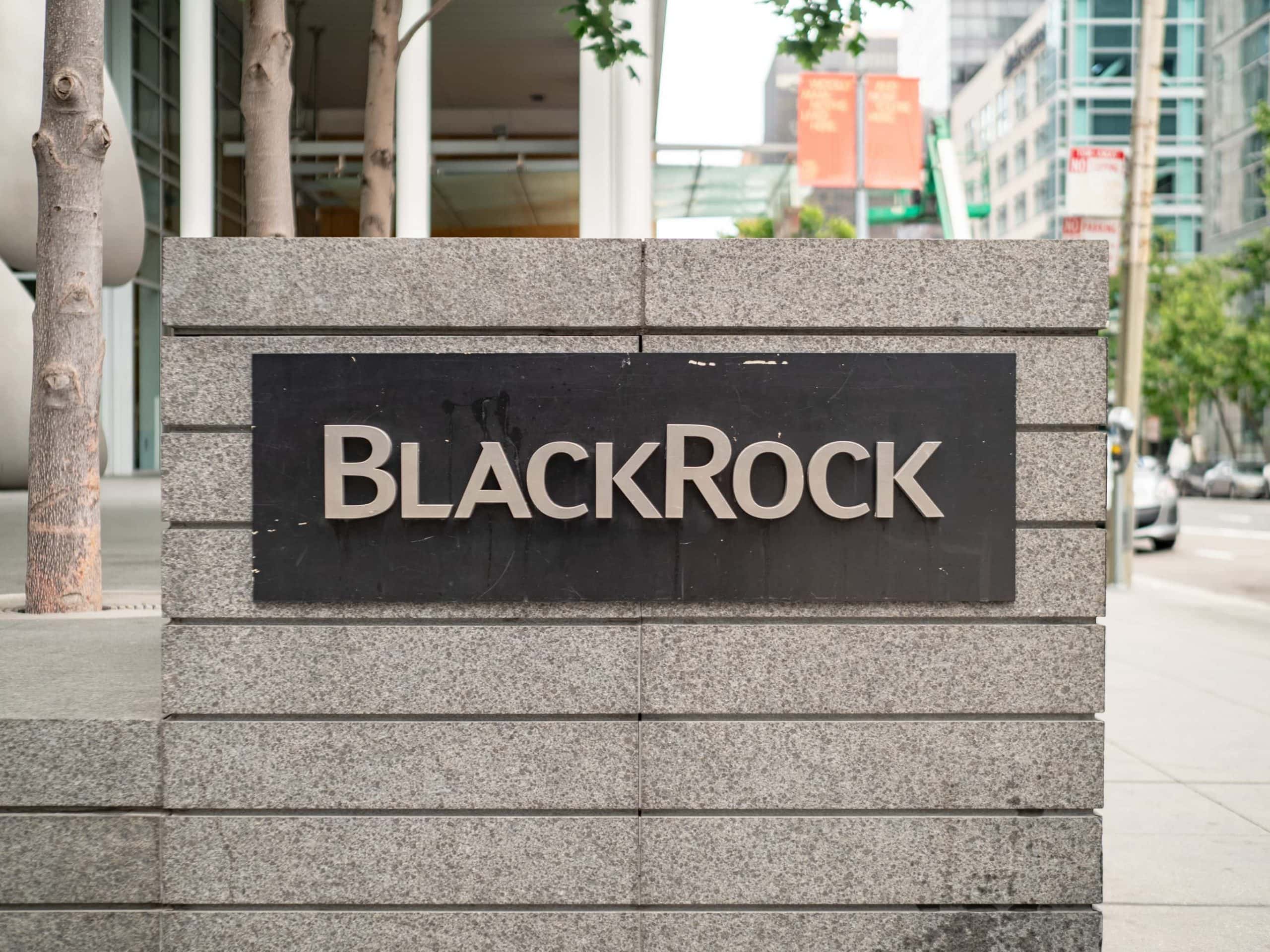 Logo von BlackRock auf einem Zementklotz, der auf dem Gehweg steht.