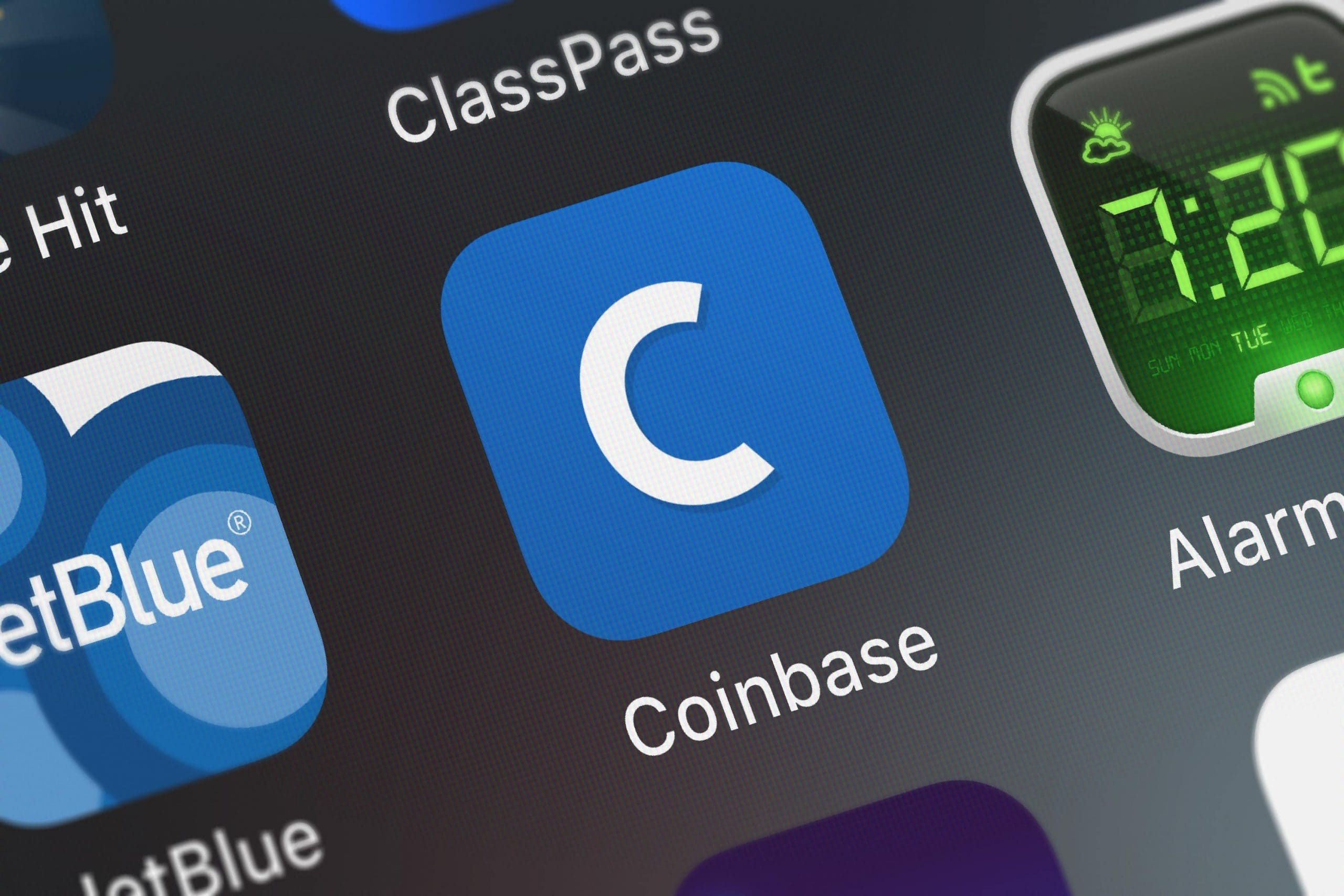 Coinbase-Logo auf einem Smartphone-Display.