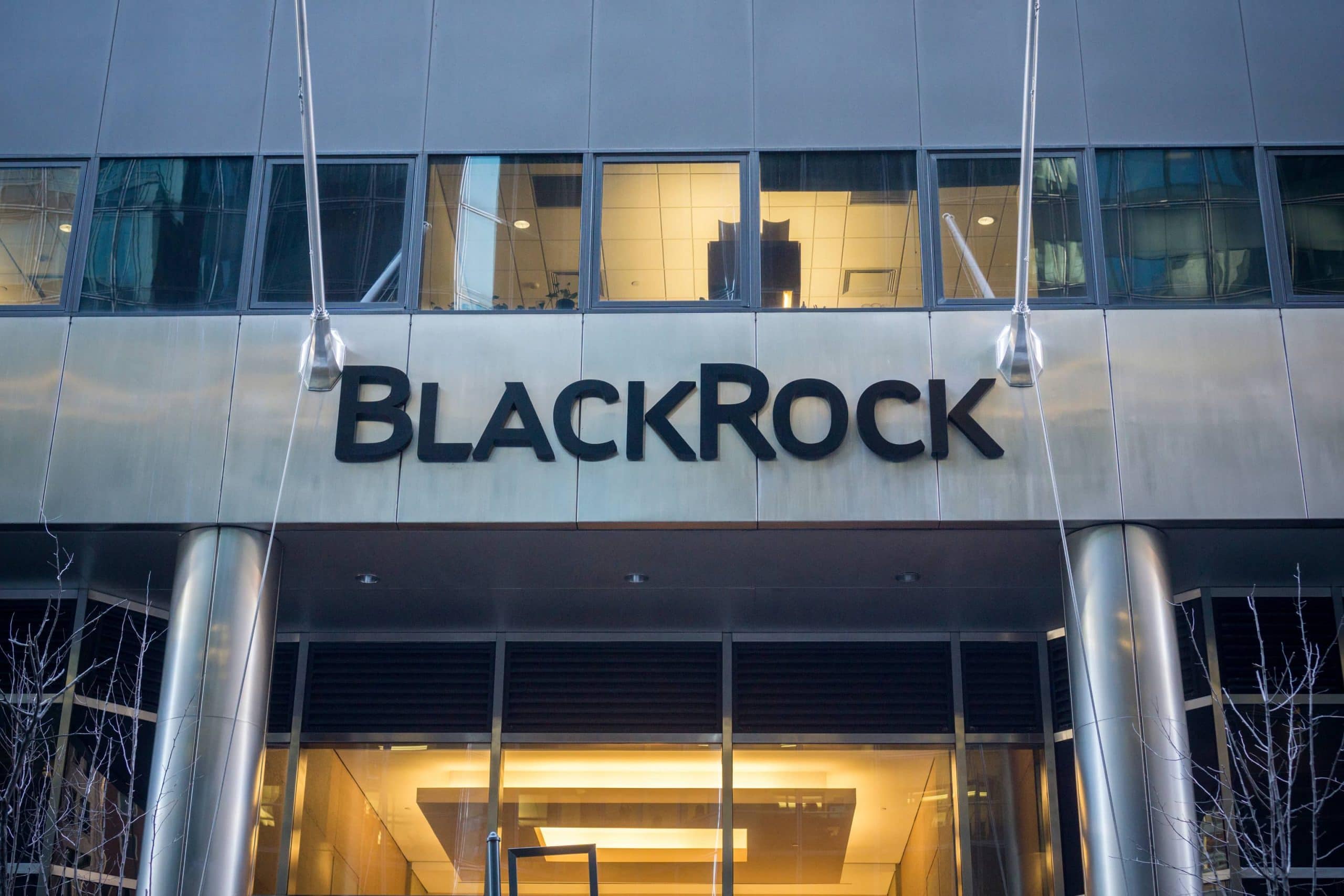 BLackRock-Logo auf einer gläsernen Häuserwand.