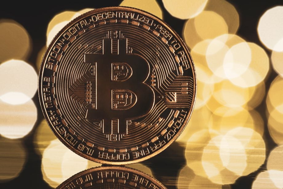 Bitcoin Group SE: Eigenbestand an Kryptowährungen durchbricht 60-Millionen-Euro-Schallmauer Goldener Bitcoin mit gelbem Bokeh-Hintergrund.