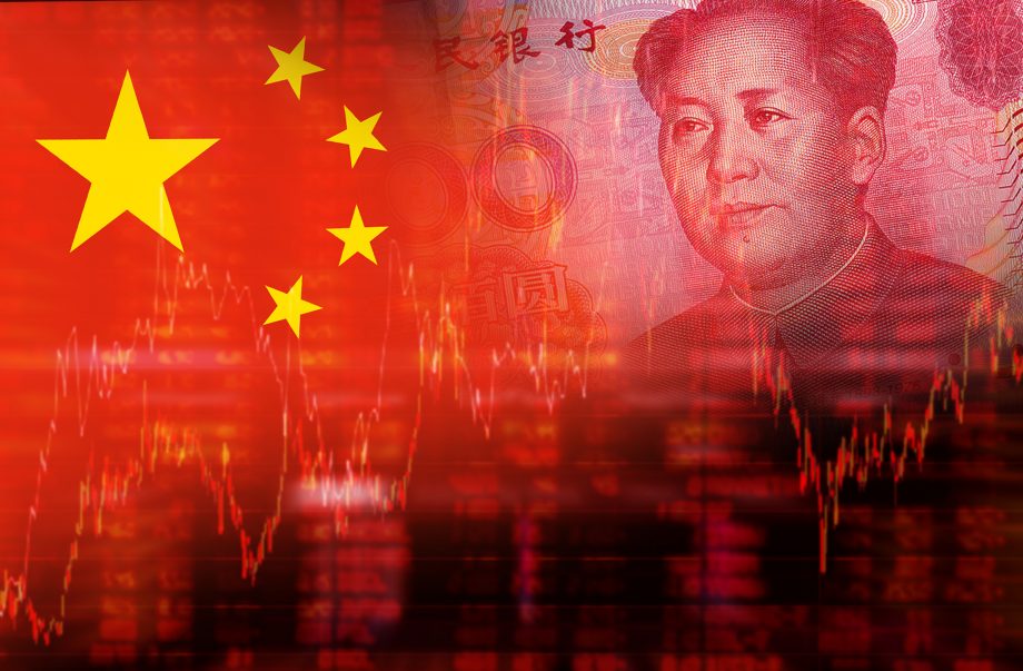 CBDC-Lotterie in Fernost: China mischt E-Yuan unters Volk Dreigeteiltes Ineinanderübergehendes Bild bestehend aus der Nationalflagge Chinas und einer 100 Yuannote mit Mao Zedongs Gesicht drauf. Unterhalb sind Börsenkurse zu sehen.