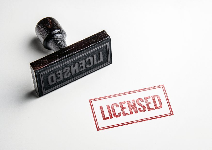 ArbiSmart.com erhält aktualisierte, erweiterte FIU-Lizenz Licensed Stempel vor weißem hintergrund