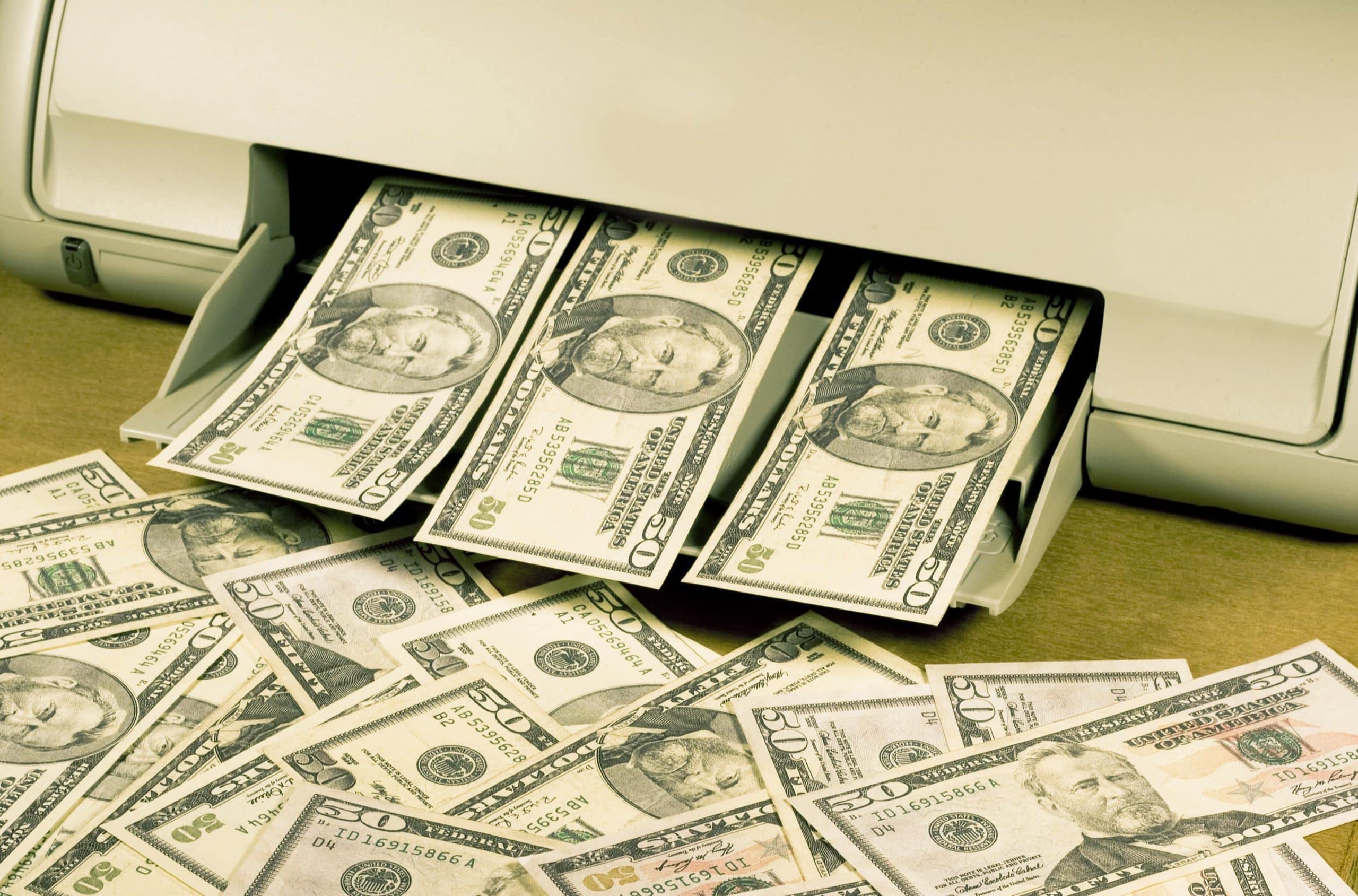 Ein Drucker, der 50-US-Dollar-Noten ausspuckt