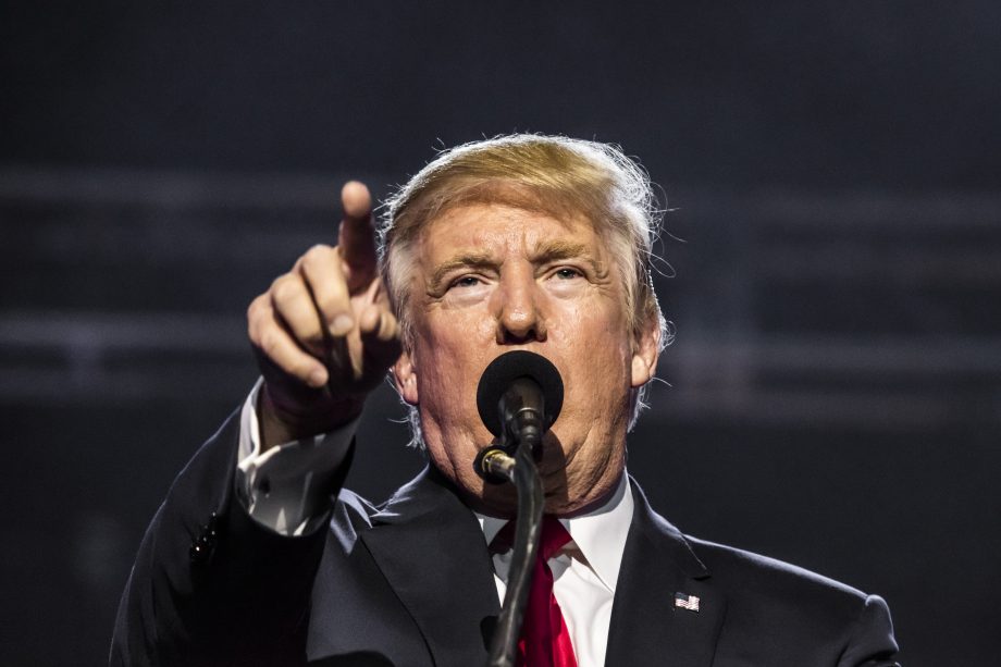 Trump erwägt offenbar Begnadigung von Silk-Road-Gründer Ross Ulbricht Donald Trump steht vor einem Mikrofon und deutet mit dem Zeigefinger in die Ferne.