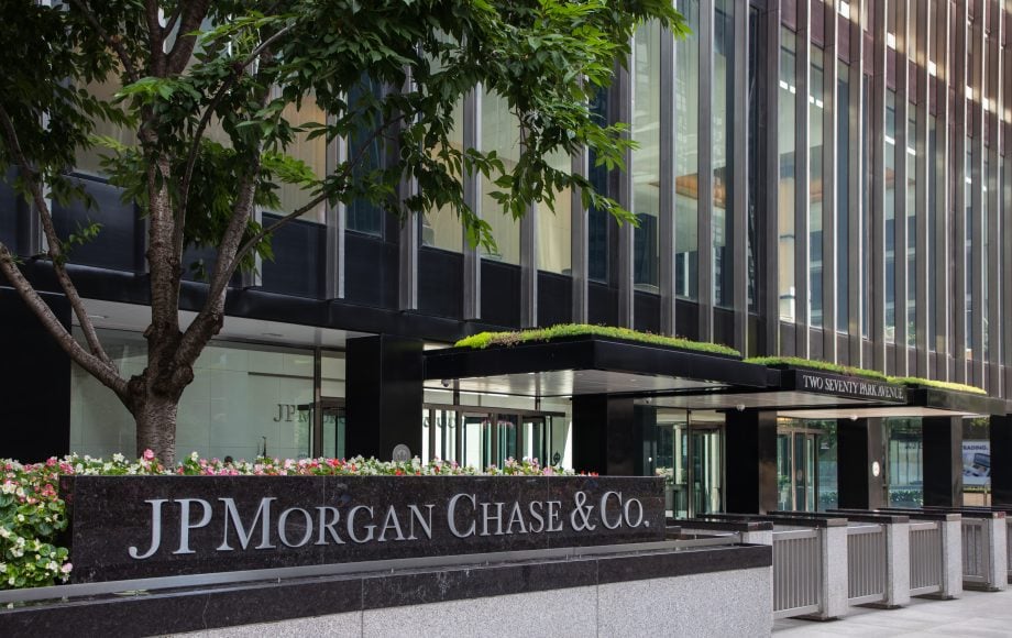 MassMutuals Bitcoin-Kauf als Türöffner für Großanleger, sagt JPMorgan Man sieht ein Bürogebäude vonJPMorgan.