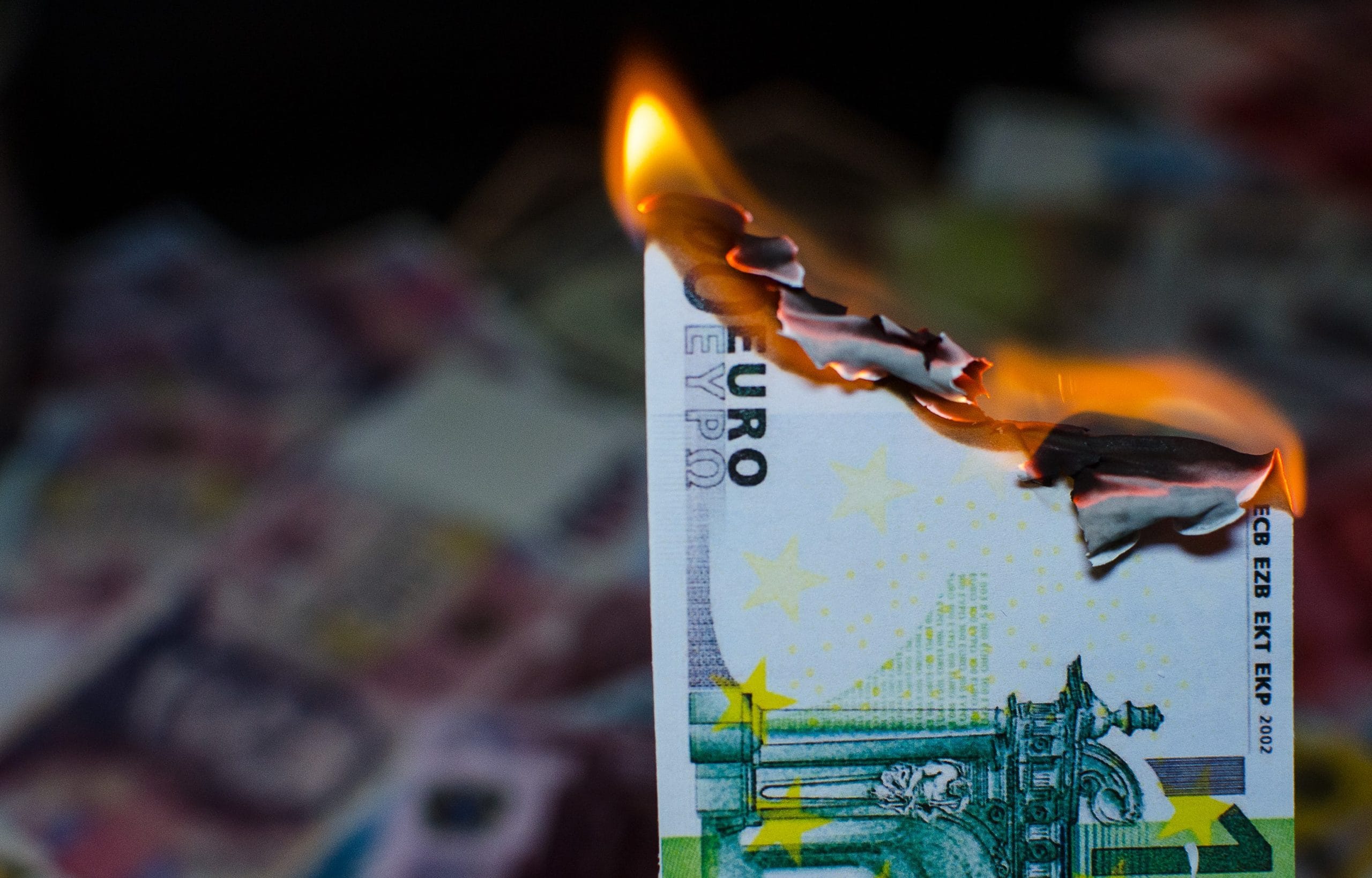 Brennende Euro-Banknote: Staking statt Staatsanleihen