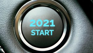 Der Start-Knopf eines Autos, darauf die Aufschrift: 2021 Start