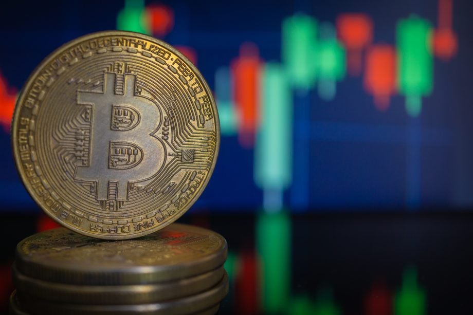 Spekulanten vs. Hodler: Bitcoin (BTC) unter Verkaufsdruck Bitcoin-Münze vor einem Chart