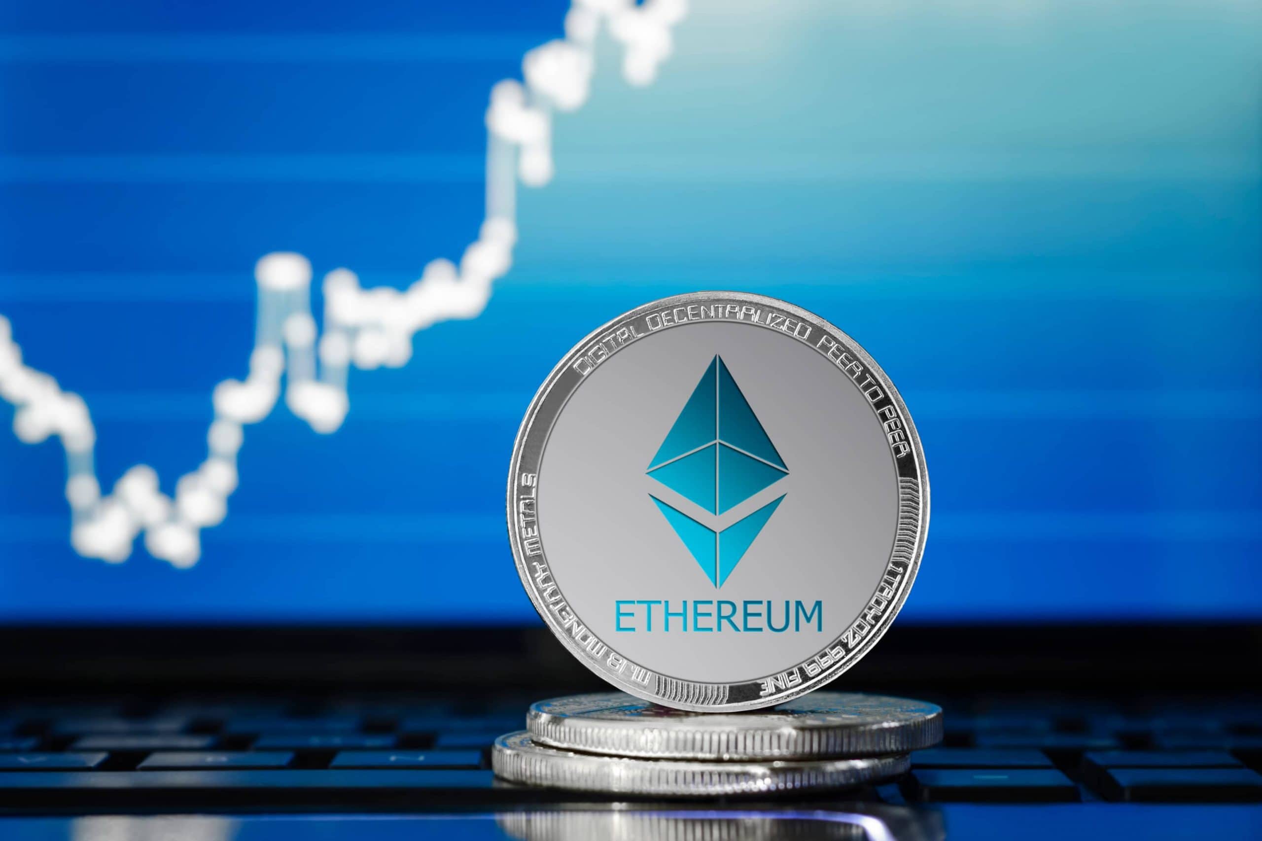 Ethereum-Münze vor einem Chart