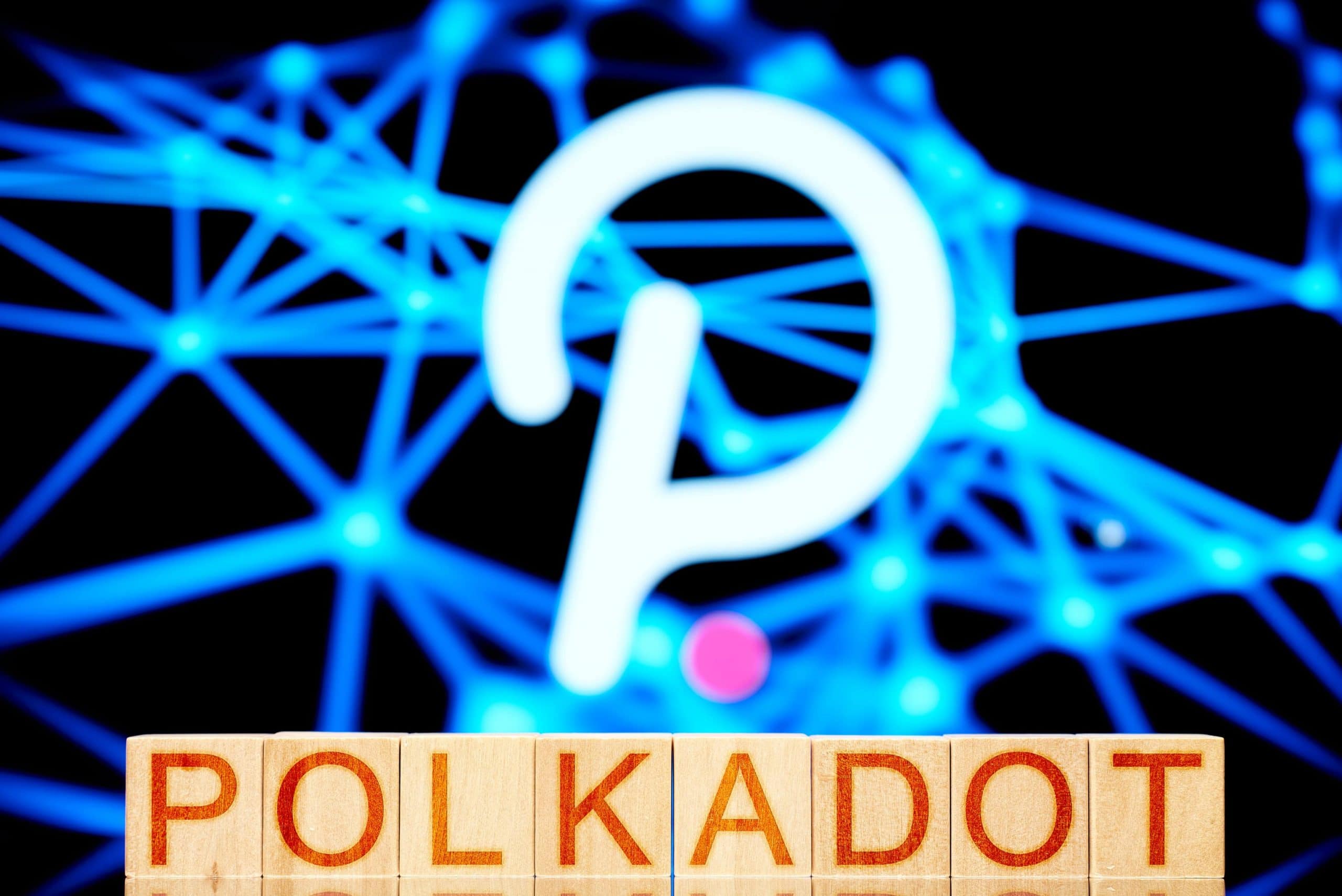 Polkadot-Logo hinter Bauklötzen mit Polkadot-Schriftzug