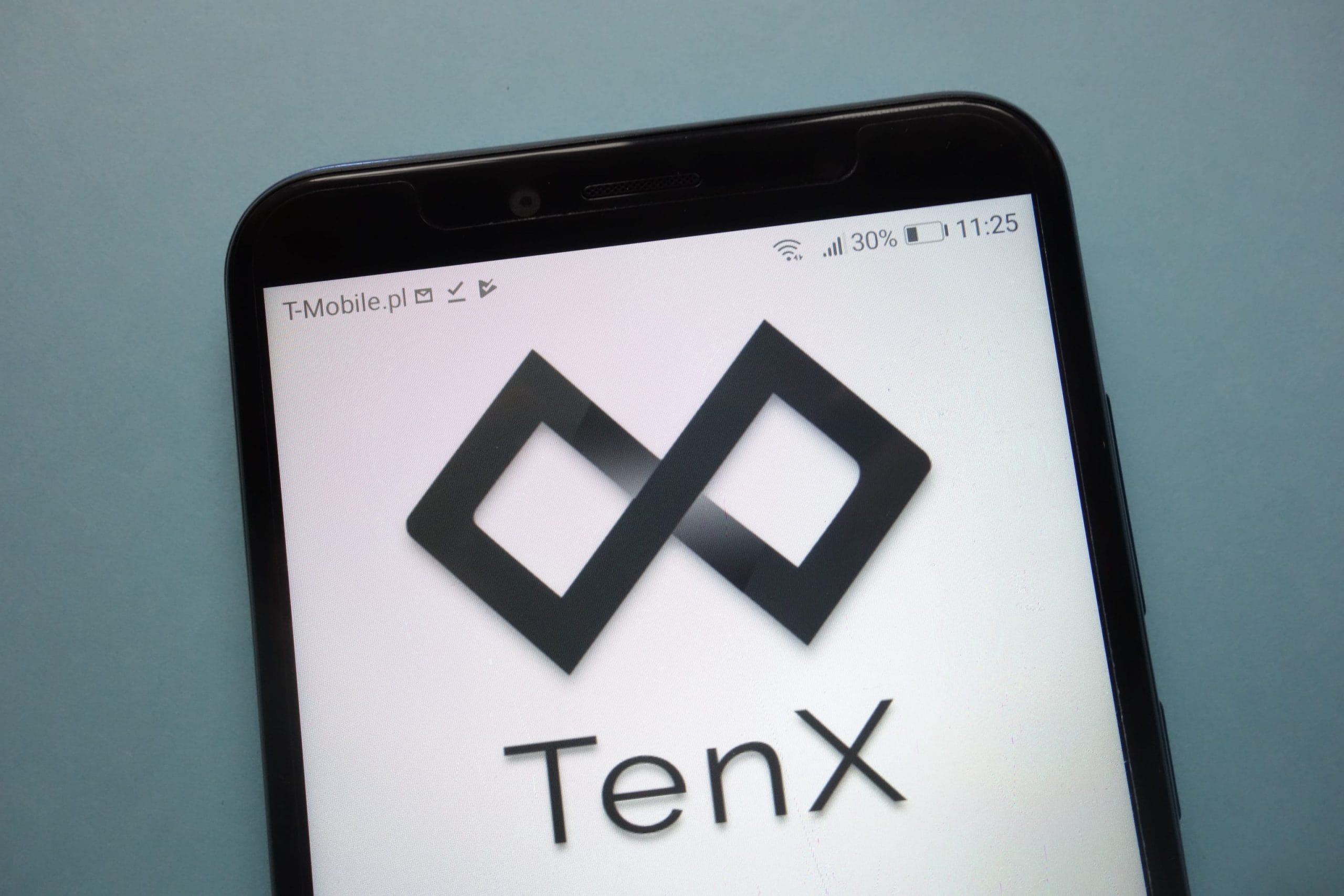 TenX.Logo auf einem Smartphone