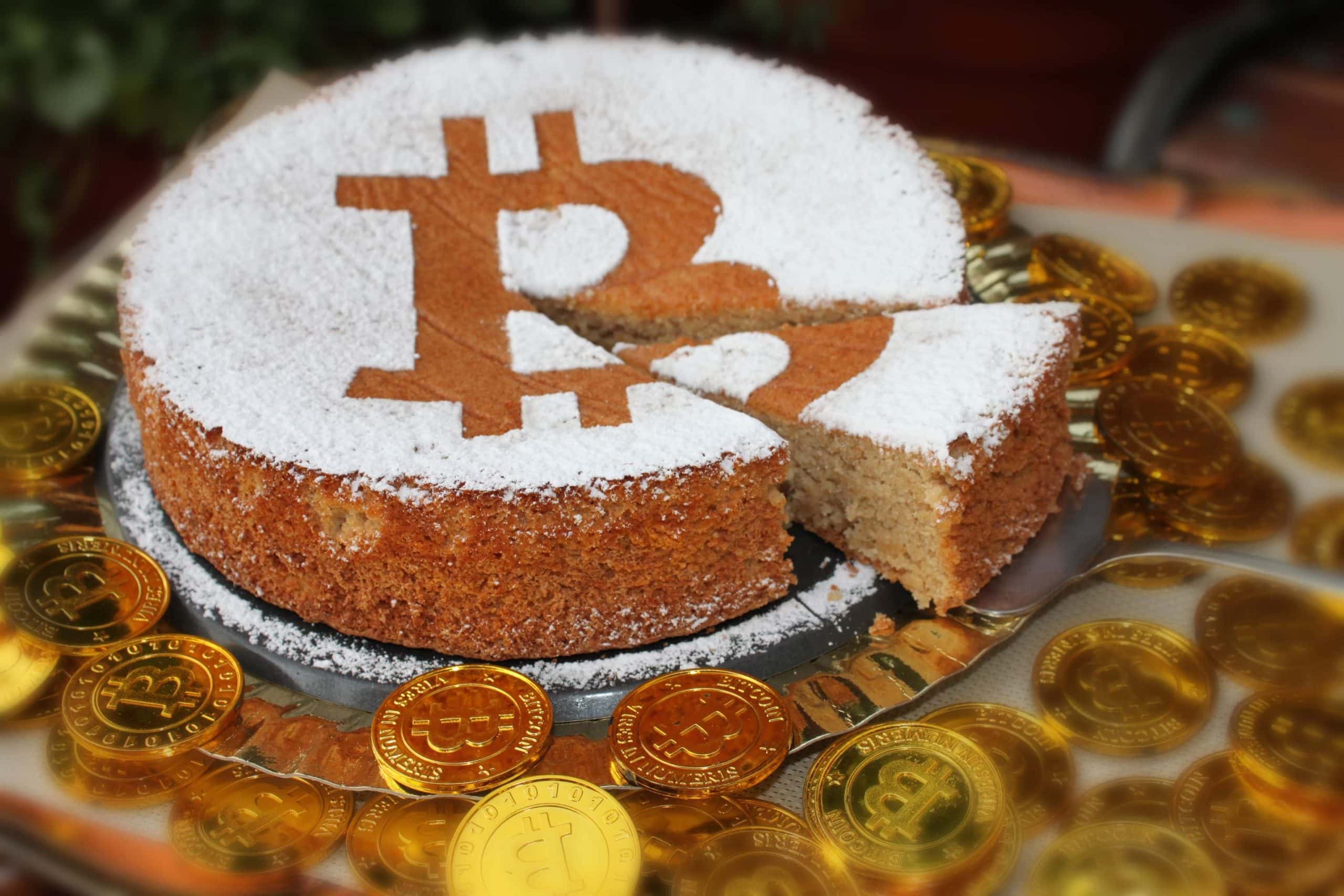 Bitcoin feiert Geburtstag mit Kuchen.