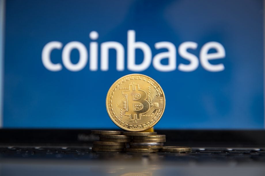 Coinbase Börsengang: IPO der Bitcoin-Handelsplattform steht bevor Bitcoin-Münze, im Hintergrund das Coinbase-Logo