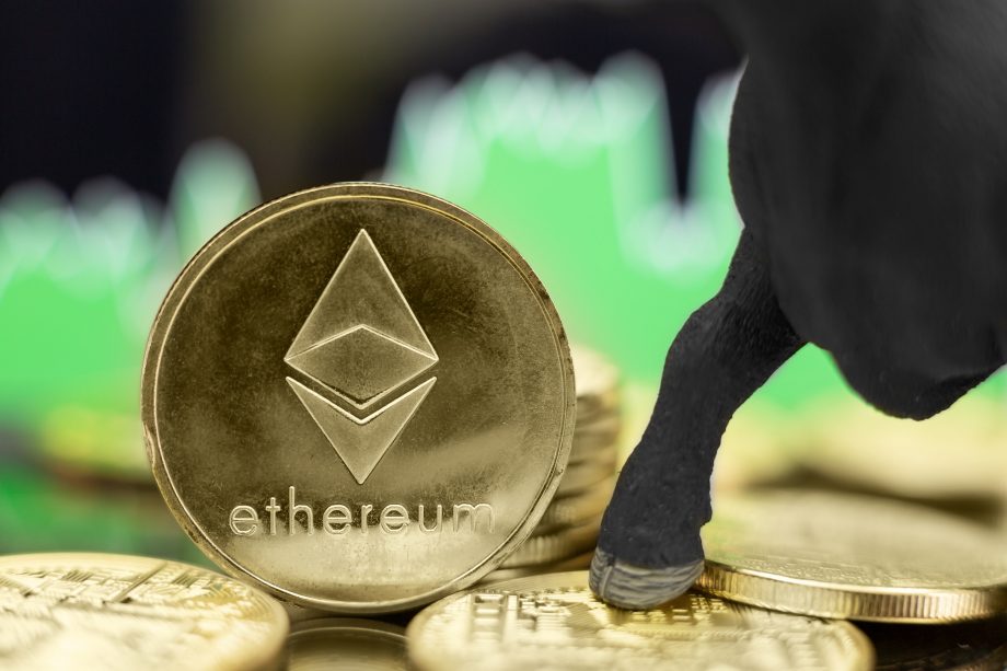 Ethereum-Kursexplosion: Strohfeuer oder Großbrand? Ethereum-Münzen, darauf die hufe eines Modell-Bullen