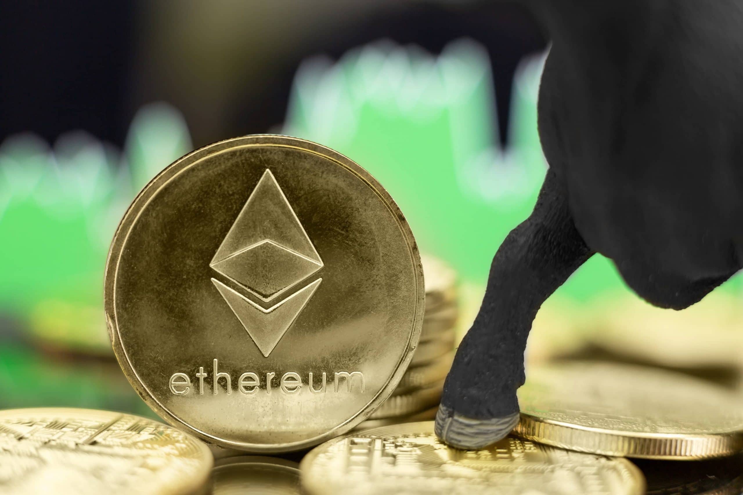 Ethereum-Münzen, darauf die hufe eines Modell-Bullen