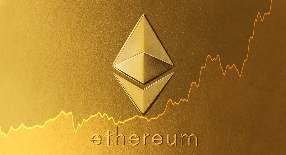Ether-Kurs robbt sich zum Rekordhoch – Grayscales ETH-Fonds gibt nach Ethereum-Logo und Kurschart auf goldenem Untergrund