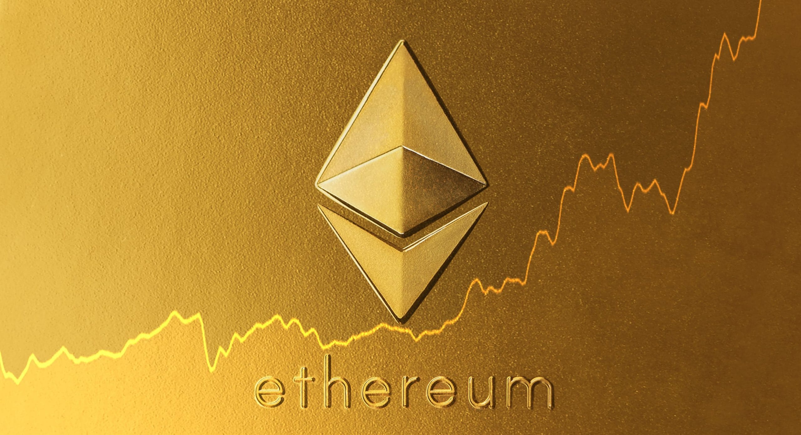 Ethereum-Logo und Kurschart auf goldenem Untergrund