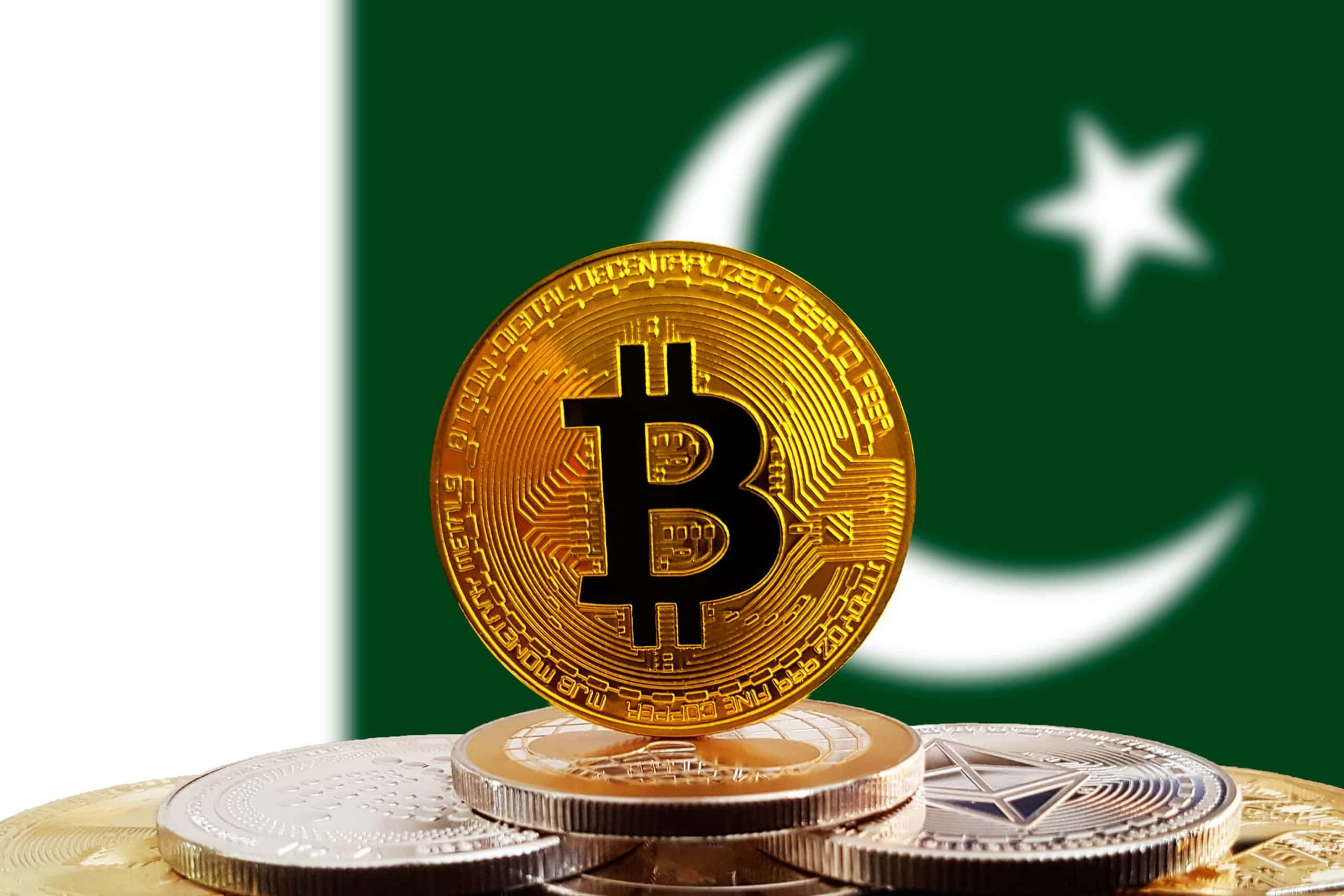 Bitcoin-Münze vor Pakistan-Münze.